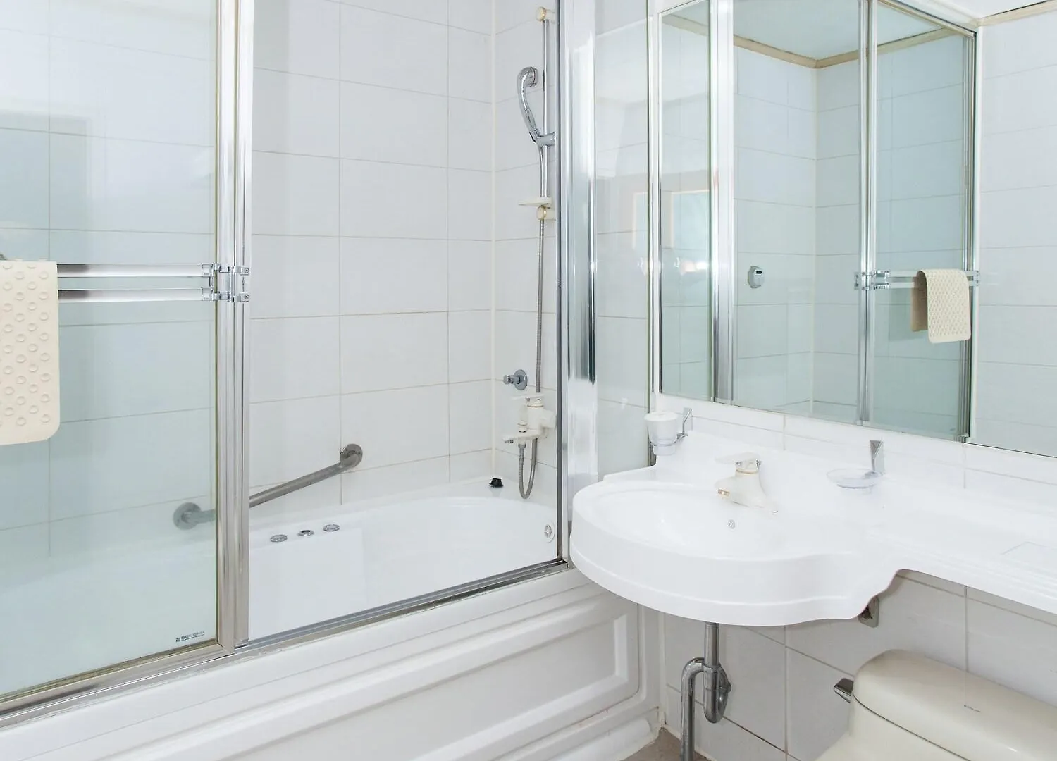 Noblesse Tourist Hotel Seoul 3*,
